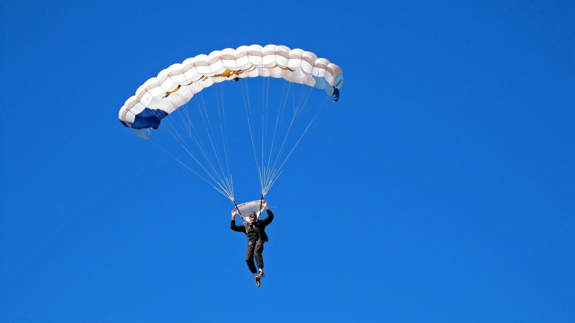 “东安湖赛场:跑酷与龙舟并肩上演速度与力量的碰撞”