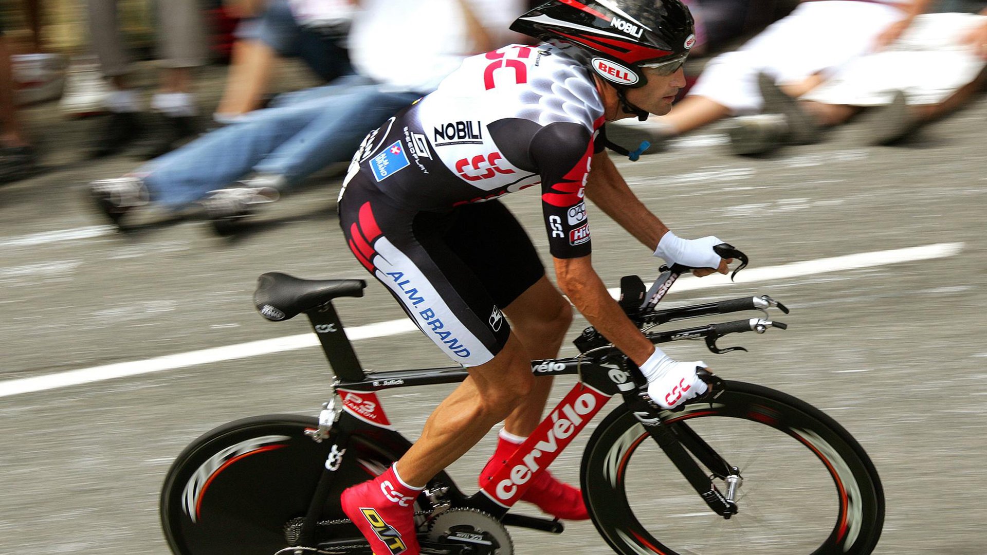 爱游戏平台-五大联赛是否普遍采用前场控球后中路传递提速战术，控球前锋